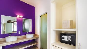 Habitación Deluxe, vista al océano | 1 habitación, minibar, escritorio y tabla de planchar con plancha