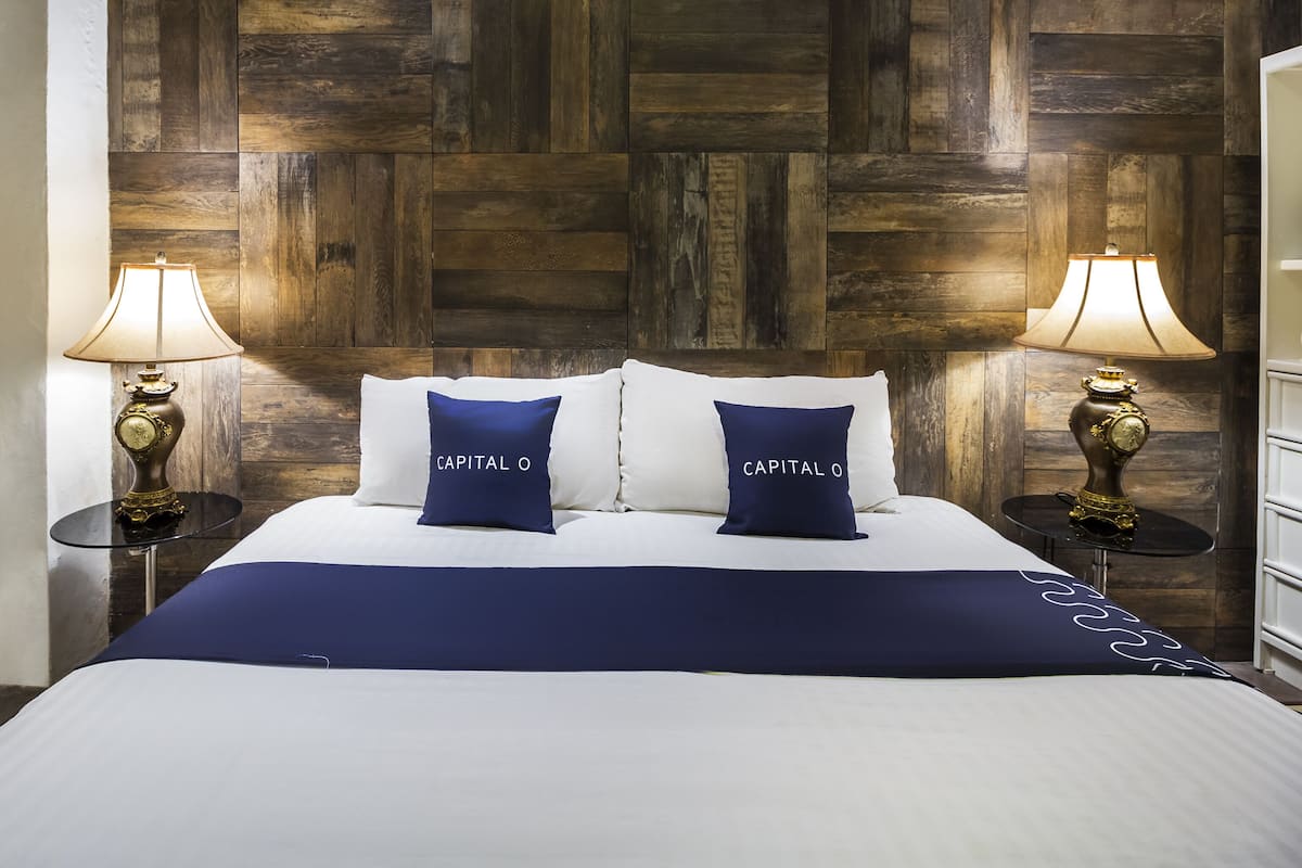 Junior Suite | 1 bedroom, minibar, desk, iron/ironing board