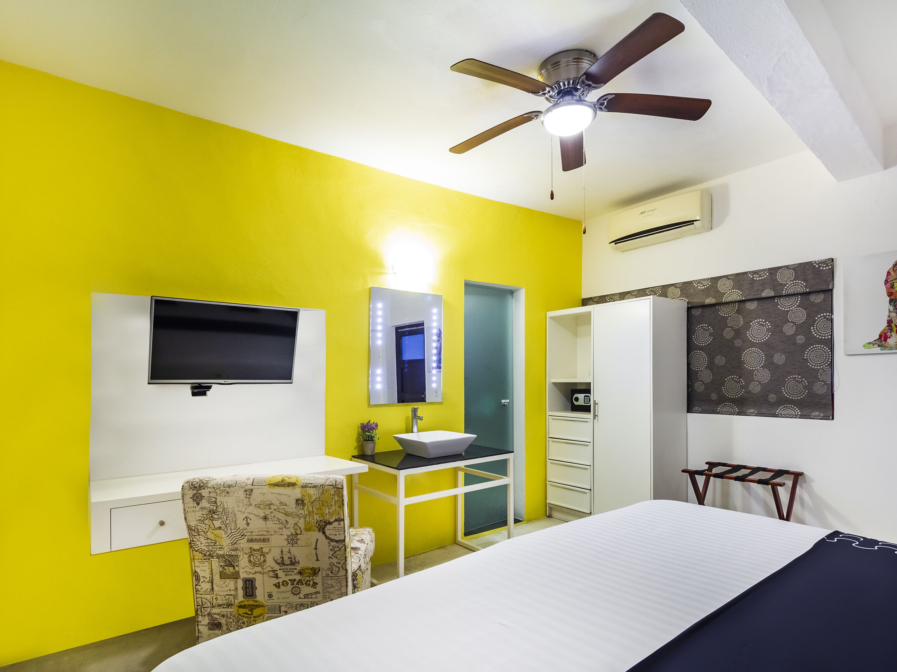 standard room | minibar, desk, iron/ironing board, free wifi