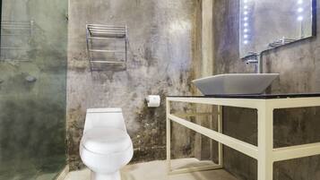 Habitación superior | Baño | Regadera, amenidades de baño gratuitas, secadora de cabello, toallas