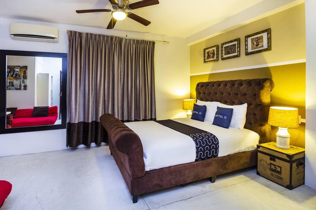 Superior Room | 1 bedroom, minibar, desk, iron/ironing board