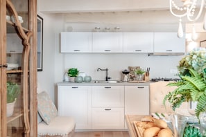 Kühlschrank, Mikrowelle, Ofen, Geschirrspüler