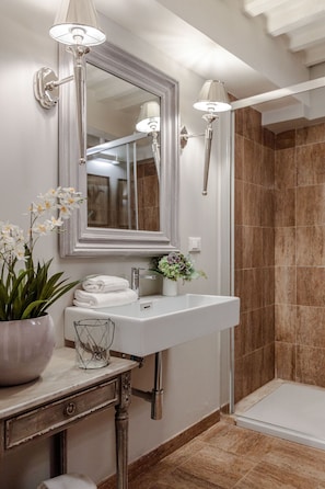 Douche, séchoir à cheveux, bidet, serviettes fournies