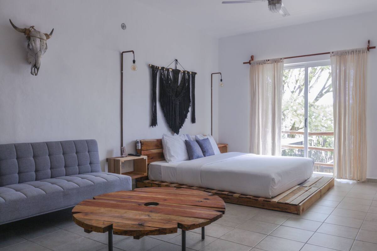 Minibar, in-room safe, iron/ironing board, free WiFi