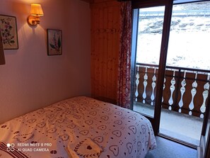 2 عدّة غرف نوم ومكواة/لوح كي وملاءات أسرّة