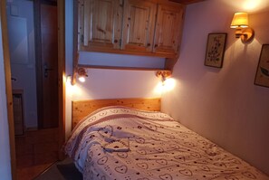 2 slaapkamers, een strijkplank/strijkijzer, beddengoed