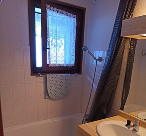 Bathtub, hair dryer - Comfortable apartment close to the slopes and shuttle service (Châtel)