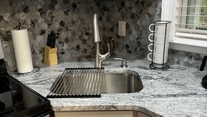 Keittiössä on graniittitaso, ruostumattomasta teräksestä valmistettu allas ja sisäänrakennettu uuni.