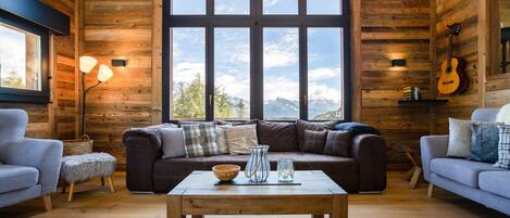 TV, caminetto, lettore DVD, libri