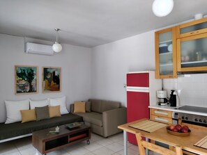 TV, books - Little Penthouse with Open Terrace, mountain view, close to nature (Neapoli)