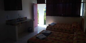 Habitación doble familiar | Escritorio y ropa de cama