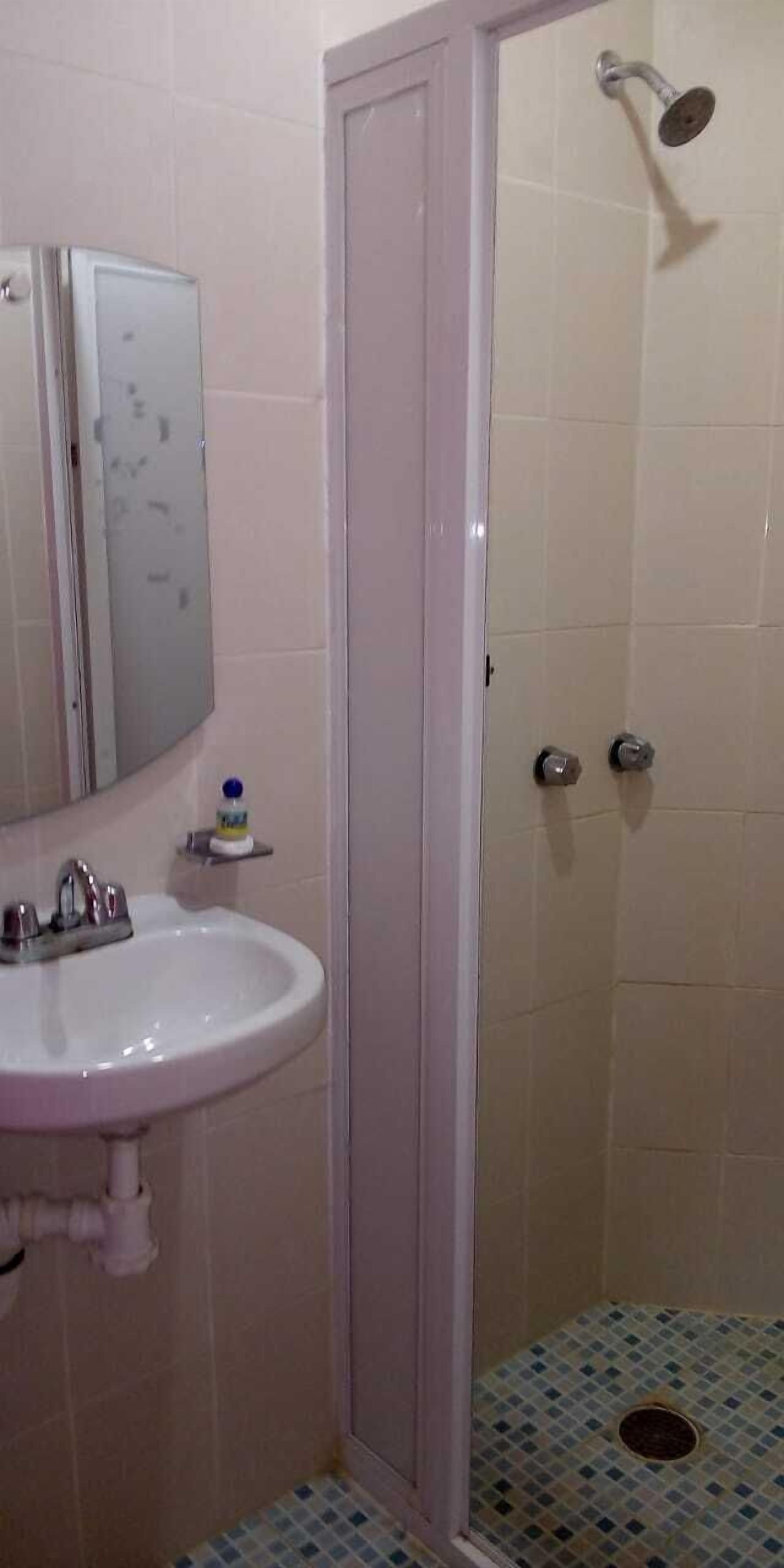 Regadera, bidet, toallas 