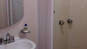 Regadera, bidet, toallas