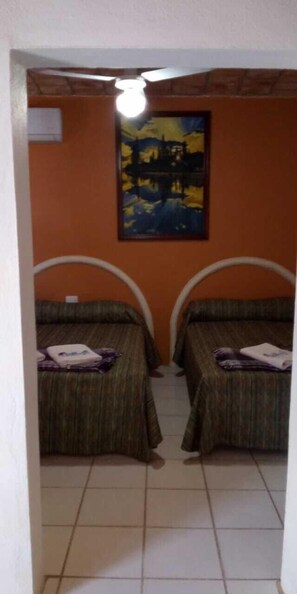 Habitación doble familiar | Escritorio y ropa de cama