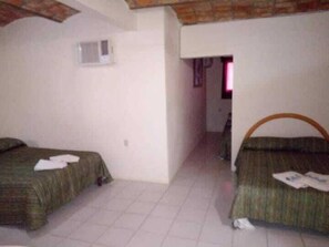 Habitación cuádruple familiar | Escritorio y ropa de cama