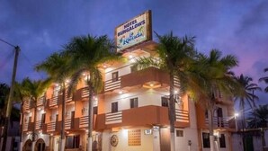 Un hôtel dont l’enseigne indique : « Hôtel Bungalows La Renda ».
