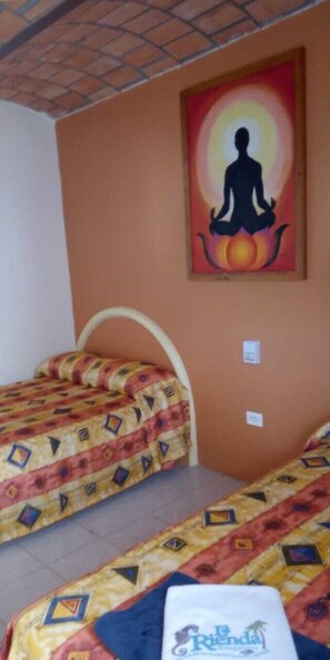 Trippelrum för familj | Skrivbord och sängkläder