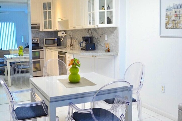 Expandable dinner table