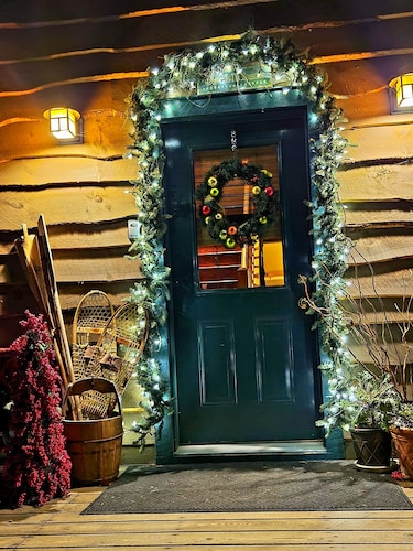 Waterfront, Hot Tub, 5 minutes to Whiteface and pet friendly!