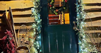 Waterfront, Hot Tub, 5 minutes to Whiteface and pet friendly!