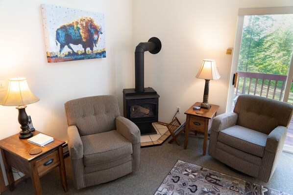 Smart TV, fireplace, table football, books - Scenic House Located At The Doorstep to West Glacier National Park Entrance
 (West Glacier)