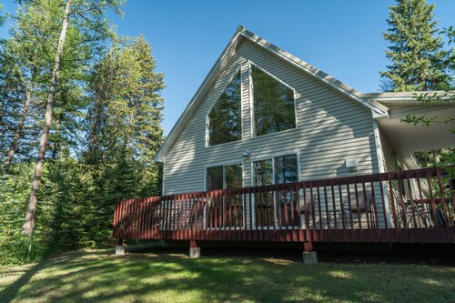 Scenic House Located At The Doorstep to West Glacier National Park Entrance
