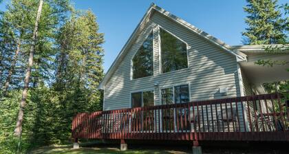 Scenic House Located At The Doorstep to West Glacier National Park Entrance