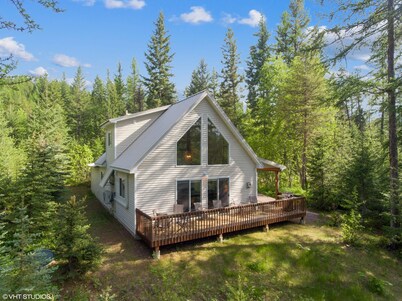 Scenic House Located At The Doorstep to West Glacier National Park Entrance
