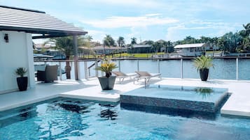 Una piscina al aire libre, una piscina climatizada