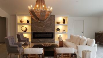 Una Smart TV, una chimenea, un reproductor estéreo