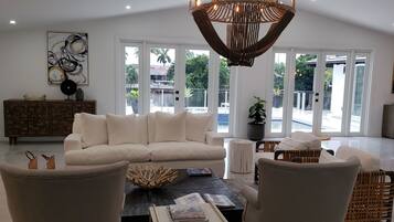 Smart-tv, eldstad och en stereo