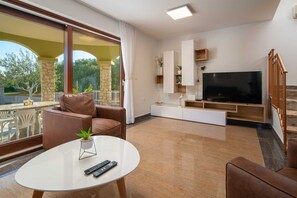 Een televisie en een open haard