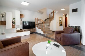 Een televisie en een open haard