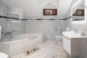 Bañera, secador de pelo y toallas