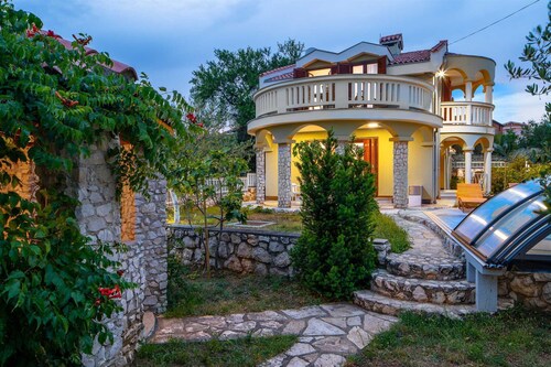 Charming Villa Rea, 8+2 with heated pool