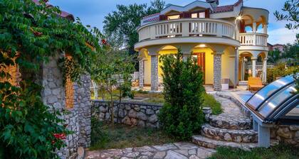 Charming Villa Rea, 8+2 with heated pool