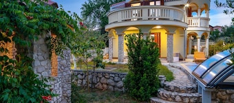 Charming Villa Rea with pool and garden
