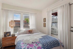 2 bedrooms, iron/ironing board, WiFi, bed sheets - The Wildflower - Monthly Rental - Walk Everywhere! (Fayetteville)