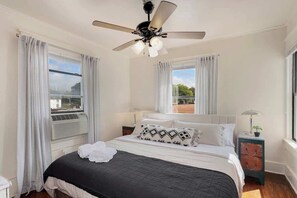 2 bedrooms, iron/ironing board, WiFi, bed sheets - The Wildflower - Monthly Rental - Walk Everywhere! (Fayetteville)
