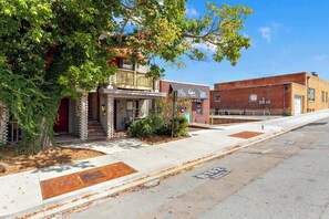 Exterior - The Wildflower - Monthly Rental - Walk Everywhere! (Fayetteville)