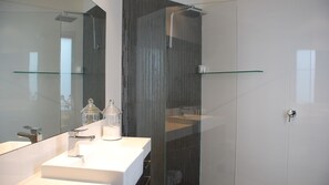 Shower - Surf Side Secret Inverloch (Inverloch)