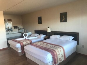 Desk, laptop workspace, blackout curtains, soundproofing - Fairview Inn (Fairview)