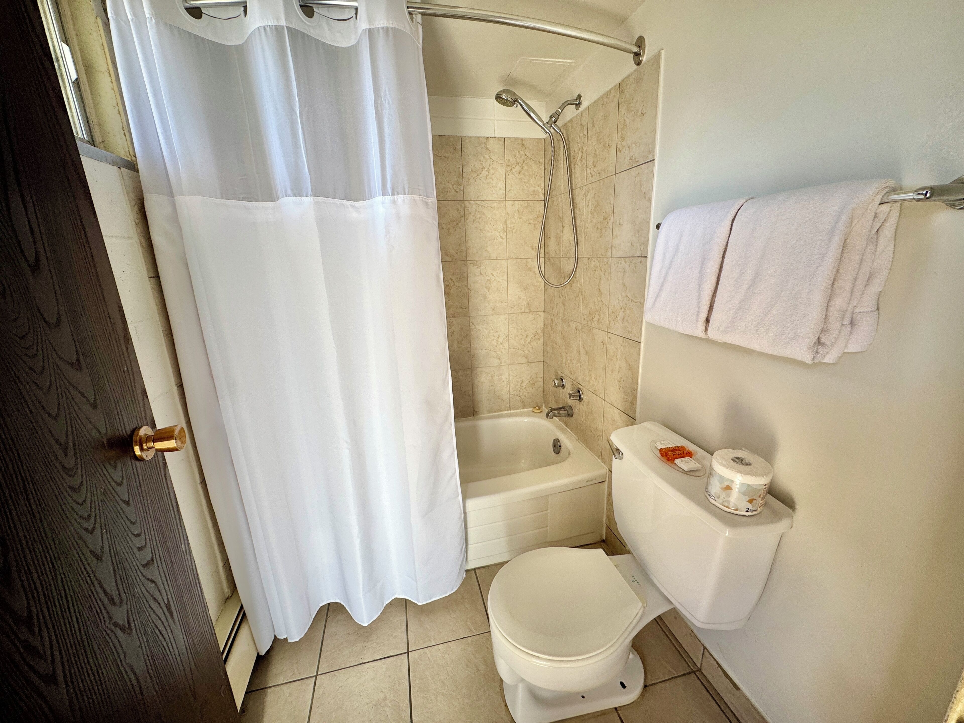 デラックス シングルルーム | バスルーム | バスアメニティ (無料)、ヘアドライヤー、タオル、石鹸