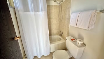 Deluxe Single Room | Bathroom | Free toiletries, hair dryer, towels, soap