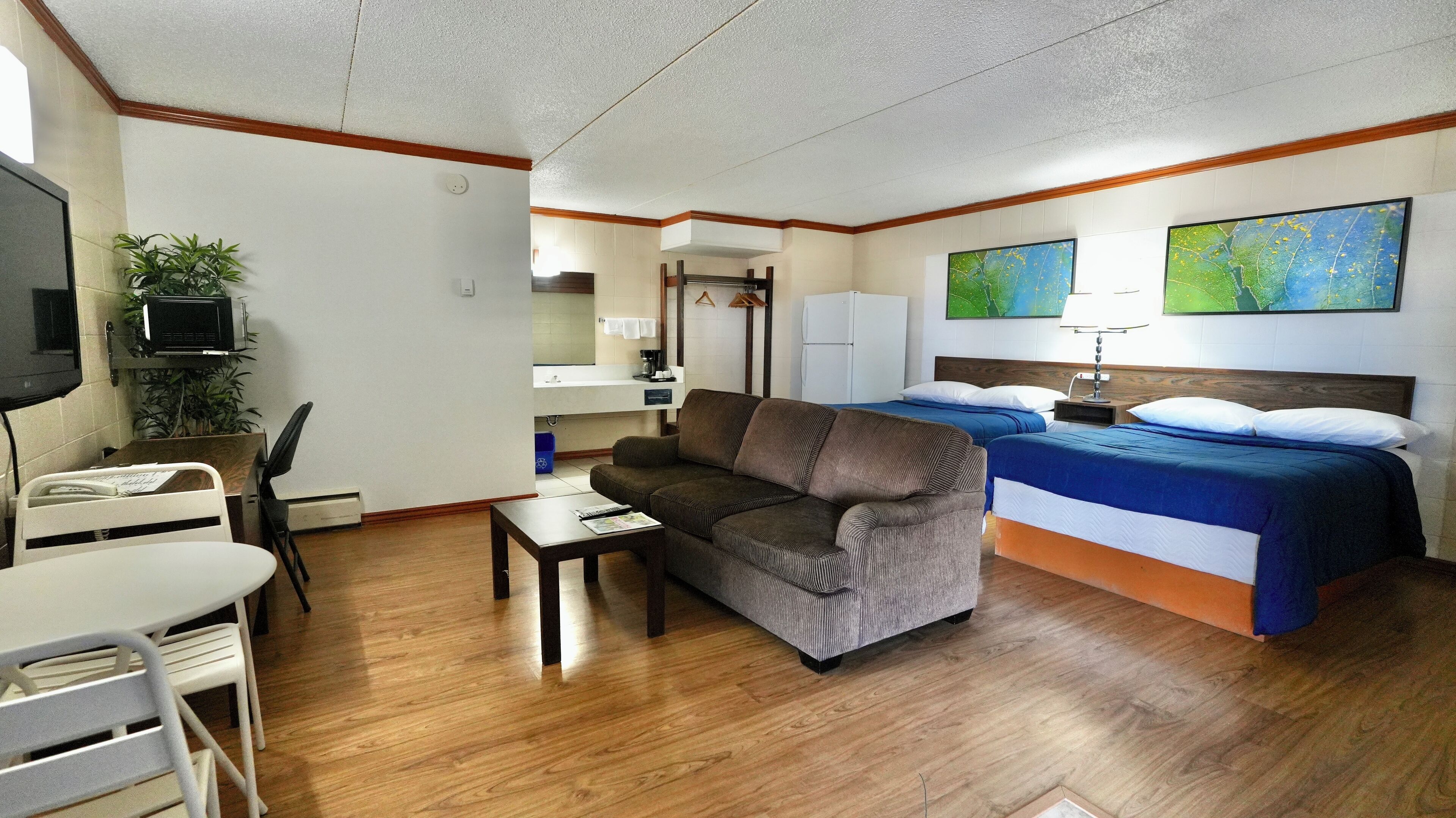 Escritorio, espacio para trabajar con laptop y cortinas blackout 