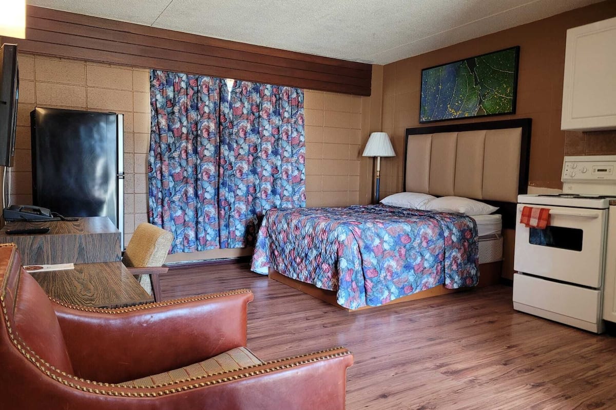 deluxe single room | 1 bedroom, desk, laptop workspace, blackout curtains