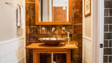 Douche, sèche-cheveux, serviettes fournies, savon