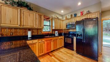 雪櫃、微波爐、焗爐、爐具