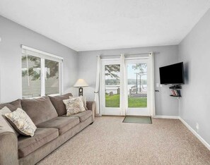 Smart TV, fireplace - Waterfront Resort Kayaks, Bikes, Docks, BBQ (Newaygo)