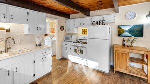 Kaffetrakter/tekoker, kjøleskap, mikrobølgeovn og ovn